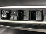 パワーウィンドは今や当たり前の機能ですが、無いと困る機能です。運転席からの操作で、全席の窓を振るオープンにしたり、フルクローズが可能です。
