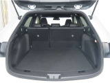 便利な6:4分割可倒式シートです。収納と乗車人数のバランスに優れています♪荷物の大きさに応じたラゲージスペースをフレキシブルに作り出せるので、シーンに応じた使い方ができます♪