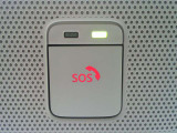 SOSコールは、急病時やあおり運転などの危険を感じた時にスイッチを押すと専門のオペレータに繋がり、警察や消防への連携をサポートしてくれます。万が一事故発生時に、エアバッグ展開と連動して自動通報します。