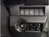 お車のキーはスマートキーです。キーを身につけた状態で車に近づき、ドアロックの解錠や施錠操作が出来ます。雨の日など両手がふさがっている時など、とっても便利ですね。