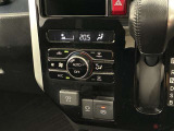 オートエアコンは温度を設定するだけで、自動で風量などを設定してくれます。運転しながら操作も必要ないので、安全性も向上します。