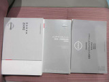 取扱い説明書 整備記録簿です前オ-ナ-の整備歴がわかるため無駄な部品。工賃が発生せず効率の良い整備が行えますまた丁寧に乗っていた証拠でもありますので車両状態の信頼性にもつながってまいります