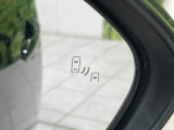 【ブラインドスポットモニター】走行中、ドアミラーの死角になりやすい箇所に後続車が接近するとサイドミラーのレンズに警告を表示!ドライバーに注意喚起をしてくれます。