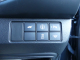 運転席からテールゲートの開閉が可能です。パーキングセンサ―、フロントガラス熱線、VSA、安全支援情報スイッチです。