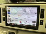 見やすい地図画面で、目的地へのナビゲーションをサポートします。スムーズな移動を助け、初めての場所でも安心して運転できます。