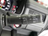 【オートライト】車外の明るさに応じて、自動的にライトの点灯・消灯をしてくれます。トンネルが続くような道でも、スイッチを操作する必要がありません。消し忘れの心配もありません。
