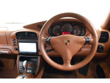 3.6L 水平対向6気筒DOHC、320ps/37.7kgm、全長&times;全幅&times;全高mm 4435&times;1830&times;1295mm、車両重量 1570kg