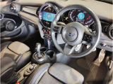 MINIの内装はとにかく『円』に拘ったデザインコンセプトが一目で伝わってきます。これほど円形に拘った車は他に御座いません。伝統のデザイン、トグルスイッチなど遊び心のある内装で御座います。