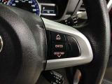 ステアリングには運転中でも簡単に操作できる各種スイッチついてます