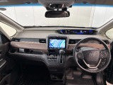 見通しの良い運転席回りとなっておりますので安心して運転をして頂けます!窓が大きいので明るく開放的な室内です