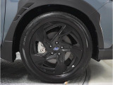 純正ホイールのシルバー部分にシール、塗装で黒になっております。現車確認お願いします。
