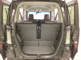 開口部も広く荷物の積み下ろしもしやすいお車となっております。シートの背もたれは5:5の割合で分割して可倒できるので、長いお荷物などを載せることもできます。