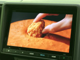 停車中には、テレビや動画コンテンツをお楽しみいただけます。長距離移動や休憩時間のお供に最適です。後部座席の方も快適に過ごせるでしょう。