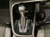 「e:HEV」は、モーター走行を中心にしながら電気エネルギーやエンジン動力を最も効率よく使い分けることができる賢いハイブリッドシステムです。サイドブレーキはスイッチ操作の電子制御パーキングブレーキです