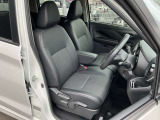 運転席には、シートリフターが付いております☆ 前後のスライドに加えシートの高さも変更出来ますので小柄な女性の方でも運転し易いポジションを取れます♪