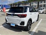 スタイリッシュなリアデザインが特徴的。テールランプの形状も個性的で、後続車への視認性も確保されています。全体的にバランスの取れたスタイルです。
