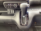 【eコンスイッチ】低燃費運転をサポートするECONモード。スイッチをONすると、エンジンやトランスミッション、A/Cなどを協調制御し、燃費の向上に貢献。エコドライブの効果を高めます。