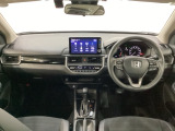 車内は光触媒抗菌消臭施工済です。スタイリッシュなデザインでスポーティなインパネ周りを演出します。グローブボックスやカップホルダーのほかにトレーなどたくさんの収納スペースが付いています。