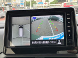 車両周辺の状況を俯瞰表示。狭い場所での運転や駐車をサポートし、安全性を高めます。後方確認も容易に行えます。