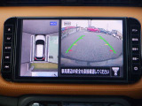 【インテリジェントアラウンドビュ-モニタ-】駐車中のクルマを、上空から見下ろしているかのような映像にして表示します。ひと目で周囲の状況がわかるため、スムースに駐車できます。