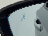 隣接する車線後方に他の車両が走行していることを知らせるブラインドスポットインフォメーションを装備。自車の車速が 20km/h以上で前進時、レーダーセンサーが検知範囲内に走行している車両を検知します。