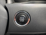 キーレスプッシュスタートでキーが車内にあれば、キーを取り出すことなくエンジンを始動させることができます。
