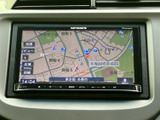 見やすい地図表示で、スムーズなナビゲーションを実現します。運転中でも視認性が高く、安心して運転できます。