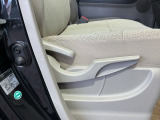 シートハイトアジャスターが付いているので運転姿勢を調整するのに便利ですね。身長に合ったシートポジションは安全運転や疲労軽減にもつながります。