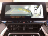 バックカメラの他に上から見下ろしたような画像が見れるアラウンド(全方位)モニター。前後左右を把握できる、すごい機能が装備されています!