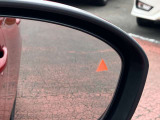 後側方の死角に車がいる場合に光って知らせます。