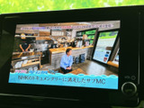 お車での移動中、停車中にテレビや動画をお楽しみいただけます。長距離ドライブのお供に最適です。エンターテイメント機能で快適な時間を過ごせます。