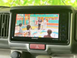 停車中には、番組や映像を楽しめます。後部座席の方も快適に過ごせる、便利な機能です。長距離移動のお供に最適です。