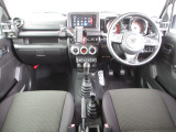 握りやすいハンドルには、オーディオコントロールとクルーズコントロールスイッチが装備されており、ハンドルから手を離さずに操作が出来ます。感覚で操作ができて便利で安全ですね!