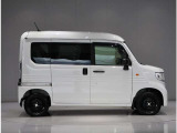 リアドアは両側スライドドアです。スライドドアのお車ですと、狭いスペースでも乗り降りしやすいです!