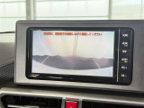 【バックガイドモニター】車両後方の映像をナビ画面に表示し、駐車などの後退操作をサポートします。