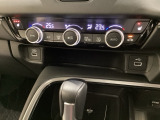 オートエアコンがついてます。左右独立で温度設定のできるデュアルオートエアコンです。パネル内のシートヒータースイッチは前席の左右別々に温度設定ができます。