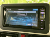 様々な情報を表示できるモニター画面です。車両情報や設定変更など、運転に必要な情報を一目で確認できます。利便性を高める装備です。