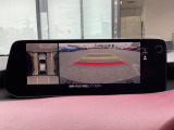 狭い場所での駐車やすれ違いなどでより的確な運転操作に役立つ360&deg;ビューモニターが装備されています。