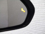 隣車線を走る車両をレーダーで検知し、ドアミラーでは確認しにくい後側方エリアに存在する車両に加え、急接近してくる車両も検知します。車両を検知するとドアミラーに搭載されたLEDインジケーターが点灯します。