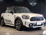 MINIのフロントグリルのデザインはイギリスで生まれた当初から、シルバーのサイドバーが折り重なった伝統的なデザインで御座います。その伝統はBMWのお車になってからでも少しずつ形を変えて守られております