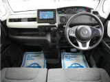 運転にかかわる様々な操作を安全に行えるように視点移動が少なく、操作性に配慮されたスイッチ類が凝縮されたコクピットです。
