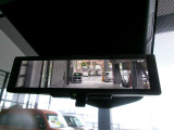スマートルームミラー付きです☆後方カメラの映像がルームミラーに映るので、たくさんの人や荷物をのせていても邪魔せず見られるのです♪