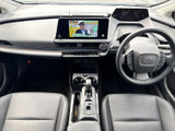 広々とした室内空間。運転席からの視界も広く、快適なドライブを楽しめます。上質な素材が、洗練された雰囲気を演出します。