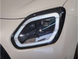 【LEDヘッドライト】先進のLEDテクノロジーを採用。放射される白色光の周波特性は太陽光に近く、バイキセノン・ヘッドライトを上回るコントラストで更に明るく輝きます!