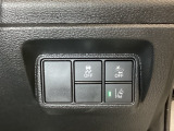 Hondaセンシング用の、VSA(ABS+TCS+横滑り抑制)解除と路外逸脱抑制機能のオンオフスイッチなどはハンドルの右側に装備しています。