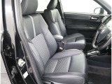 高いホールド性で運転姿勢が安定します。長距離ドライブでも疲れにくいのが魅力です。快適なドライビングライフをお送りください♪