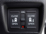 両側パワースライドドア付きだから、狭い駐車スペースなどでの 乗り降りラクラク!小さなお子さまのいるご家庭には嬉しい装備。