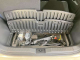 【ラゲッジルーム】二段収納になっているので三角表示板や充電ケーブルなど常備しておきたいものを保管できます!