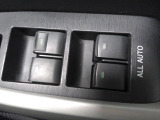 運転席で全ての窓を操作可能です。