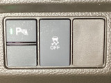 VSA装備車です。VSAはドライバーの操作と車の動きを見守っています。もし車の挙動が乱れたとき、4輪別々にブレーキをかけたり、エンジンパワーをしぼることによって車を安定させます。